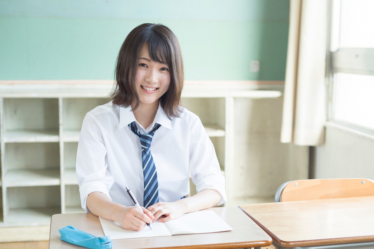 勉強する女子高生