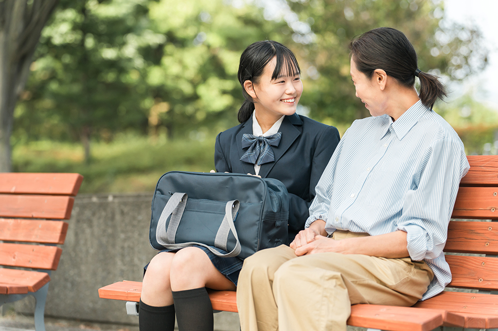ベンチに座っている学生