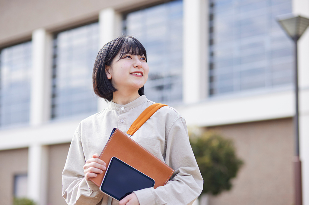 バッグを持っている女性
