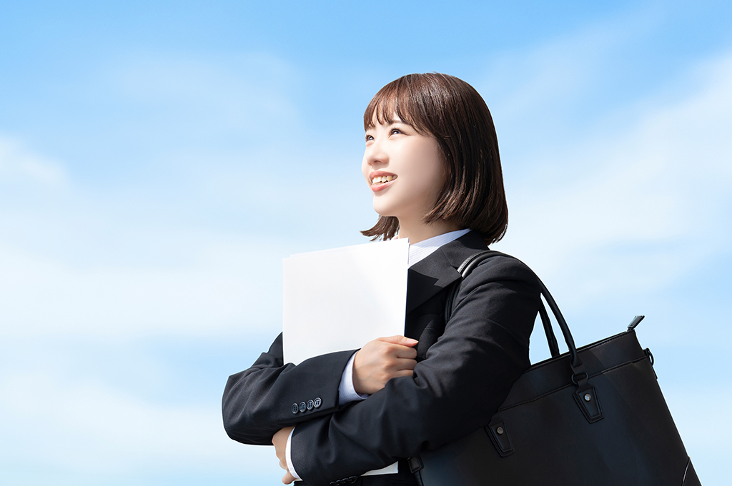 青空の下の女性
