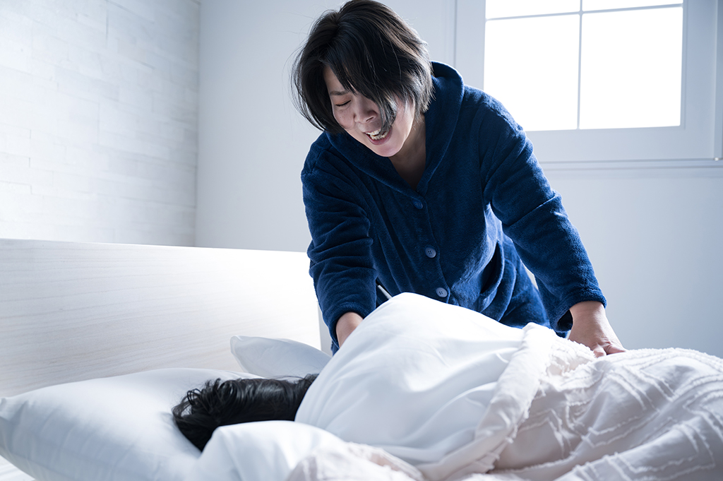 寝ているのを起こす