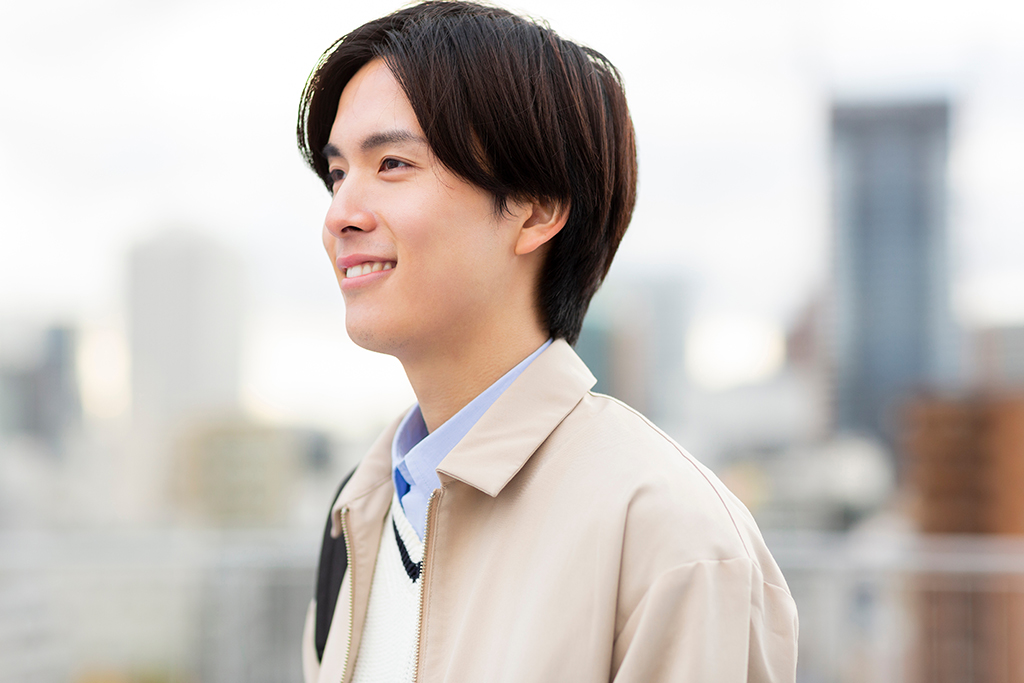 前を向いてる男性
