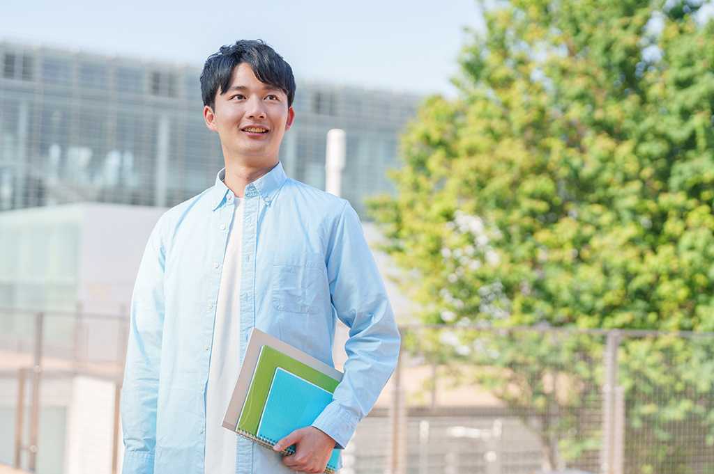 教科書を持っている男性