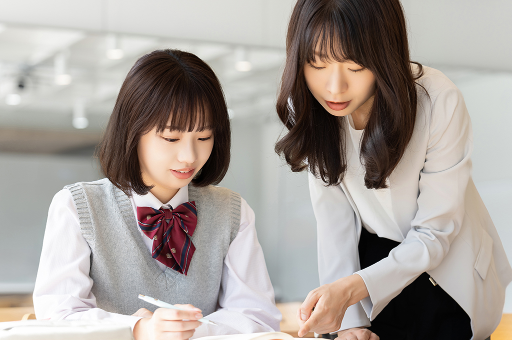 勉強を教えている