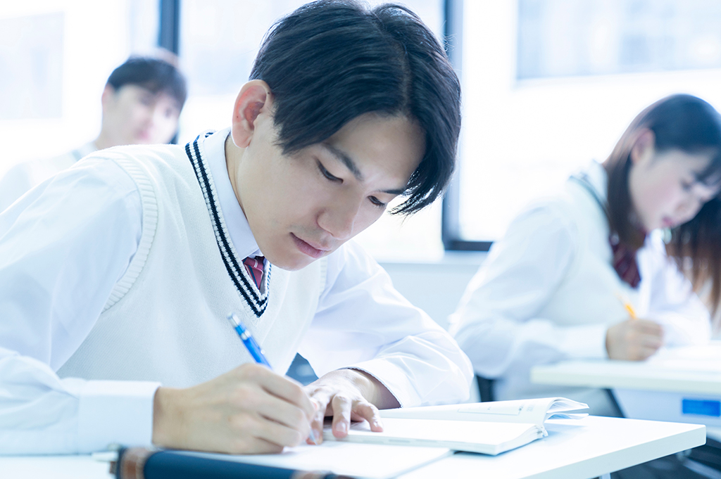 勉強している