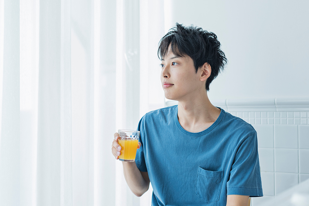 コップを持っている男性