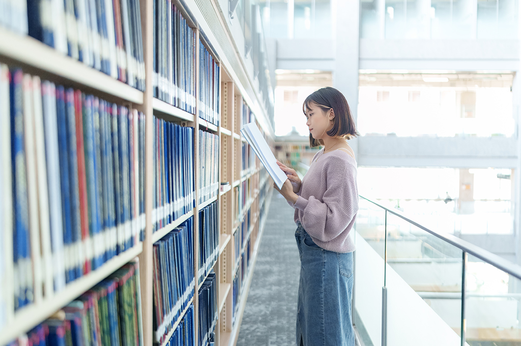 本を読んでいる