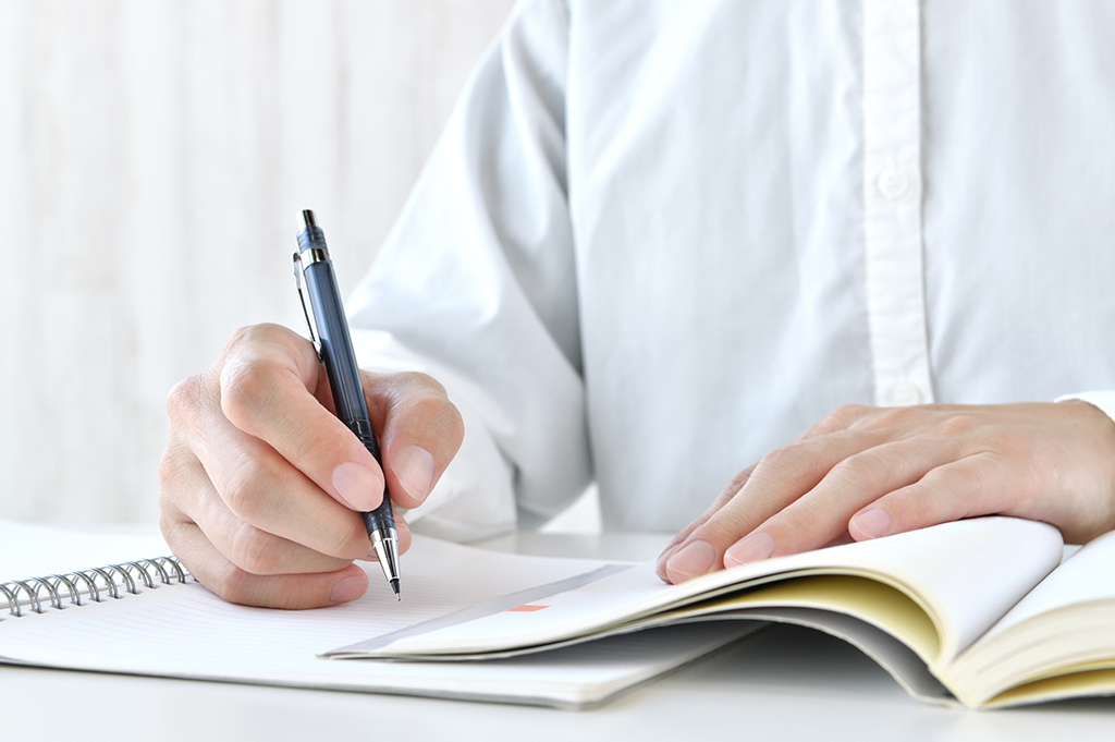 高卒認定のメリット・デメリットを考えるイメージ